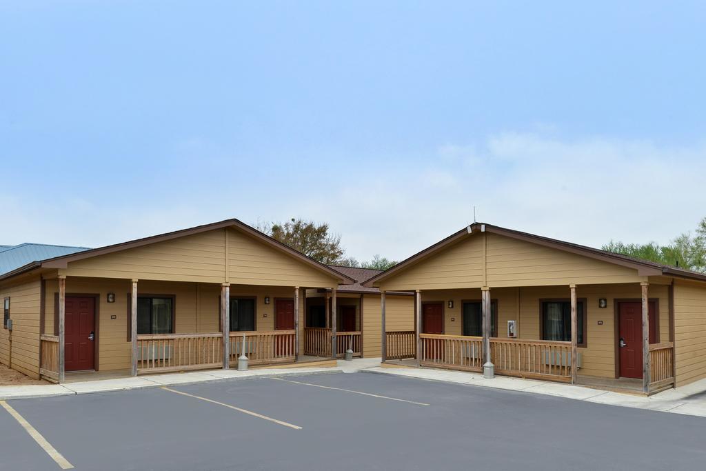 The Texas Lodge Gonzales Exterior photo